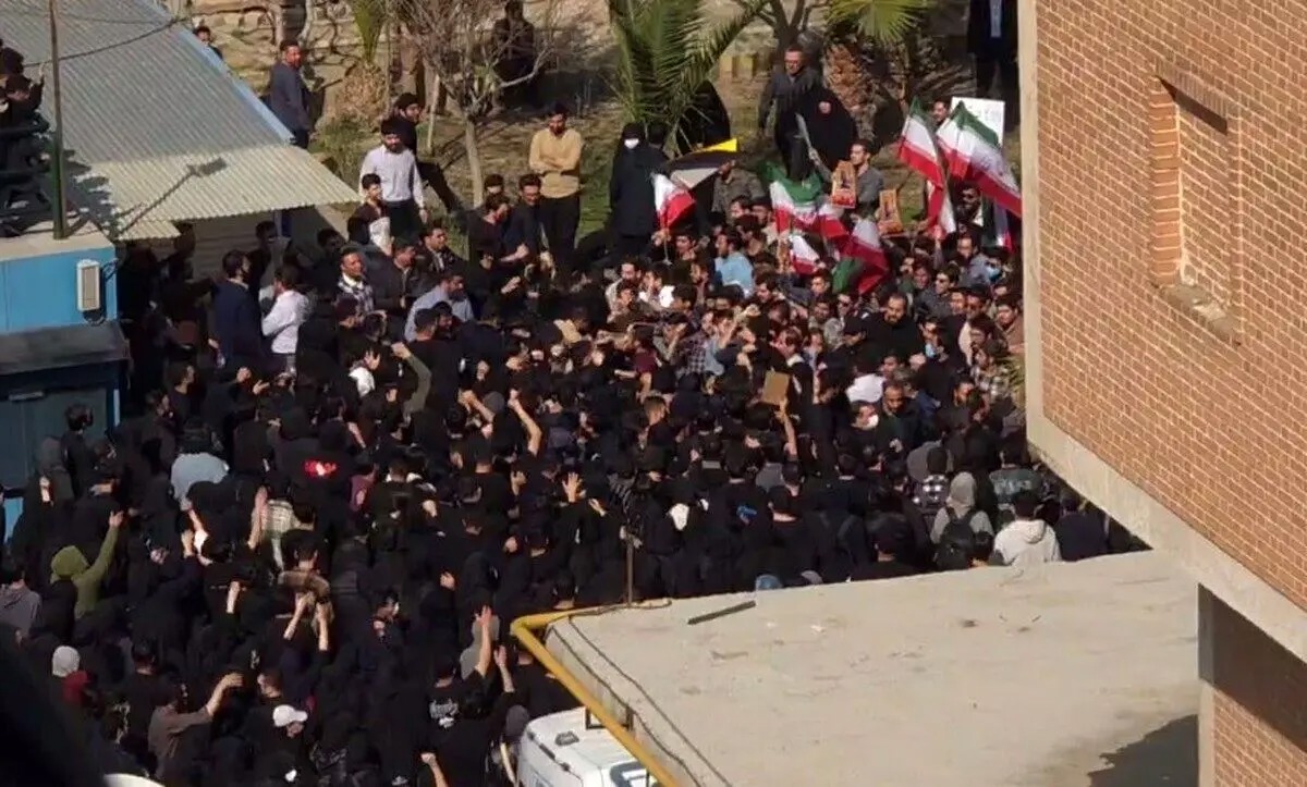 تداوم اعتراضات دانشجویان در چندین دانشگاه کشور/ ویدئویی از صف آرایی ۲ گروه از دانشجویان دختر مقابل هم در دانشگاه الزهرا