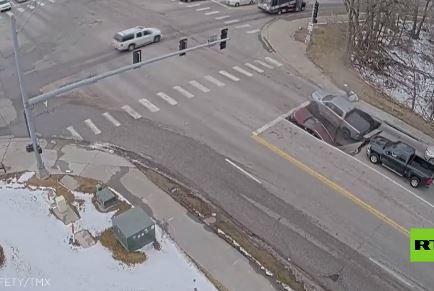 فرورفتن یک خودرو بر اثر فرونشست در خیابان نبراسکای آمریکا