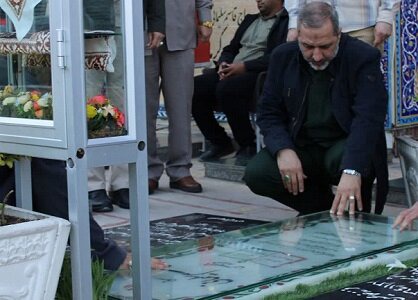 ادای احترام فرمانده هوافضای سپاه به مقام شهید سلیمانی