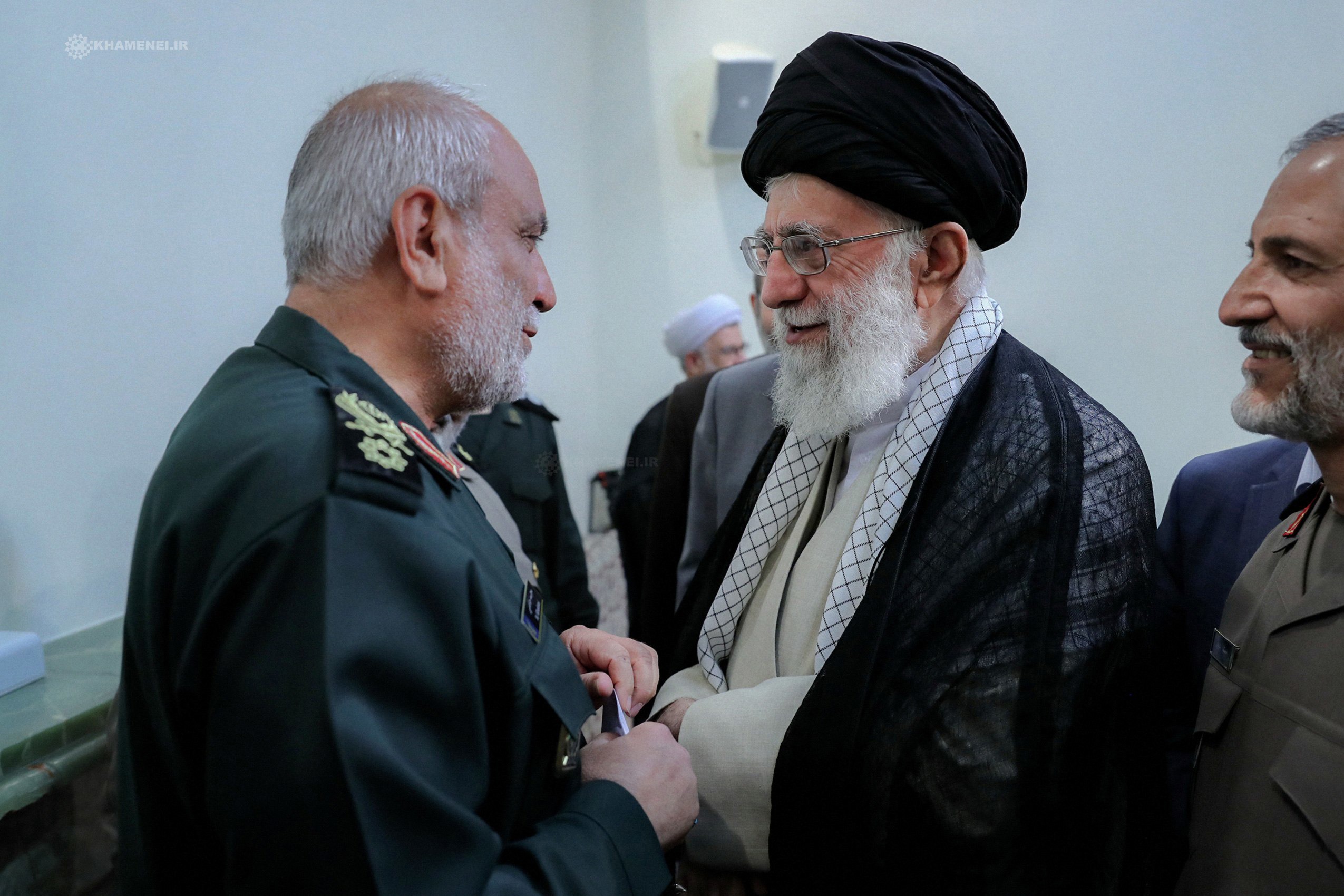 تصویری از رئیس سازمان اطلاعات سپاه در کنار رهبر شهید انقلاب