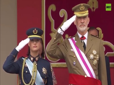 سقوط پرچم اسپانیا هنگام برافراشته شدن در حضور پادشاه