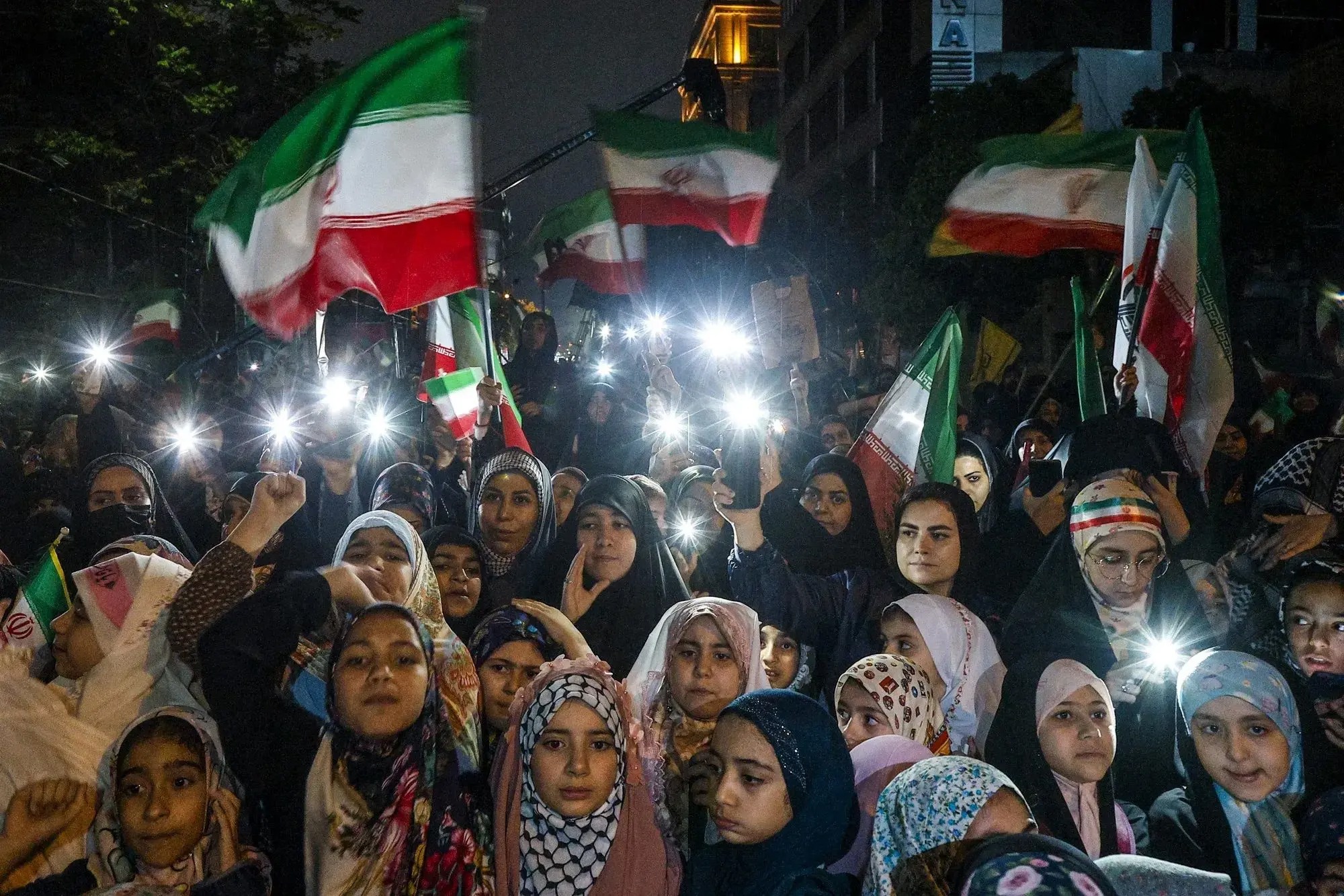 پیشنهاد دستمزد ۲ میلیونی برای حضور در تجمعات شبانه به کارمندان شبکه من‌ و تو/ عکس