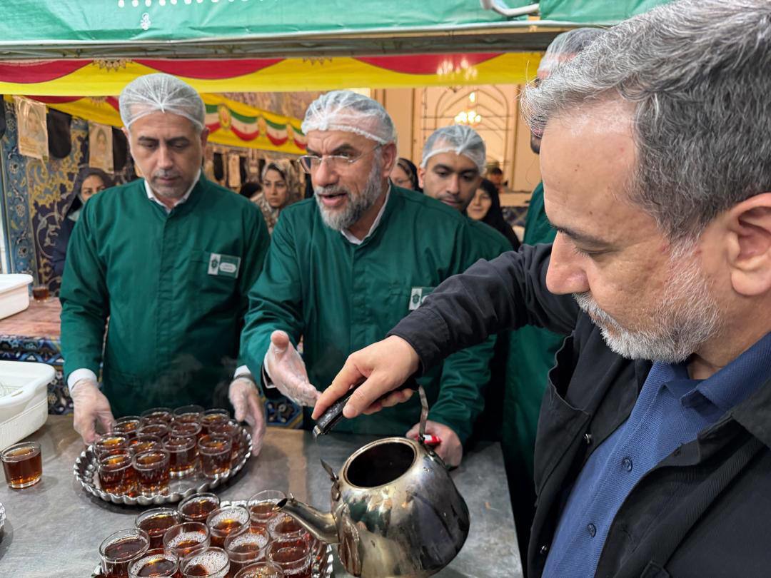 تصاویری از حضور عراقچی در چایخانه حرم امام رضا(ع)