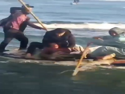 لحظه خارج کردن پیکر جوان فلسطینی از دریا