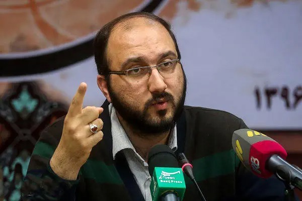 علی فروغی؛ جوانی که با مدیریت شبکه ۳ باتجربه شد/ فارغ‌التحصیل دانشگاه امام صادق از حمله به سفارت بریتانیا تا جام‌جم