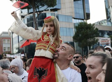 خشم جوانان آلبانی از پروژه داماد ترامپ؛ «آلبانی فروشی نیست» به شعار نسل جدید تبدیل شد