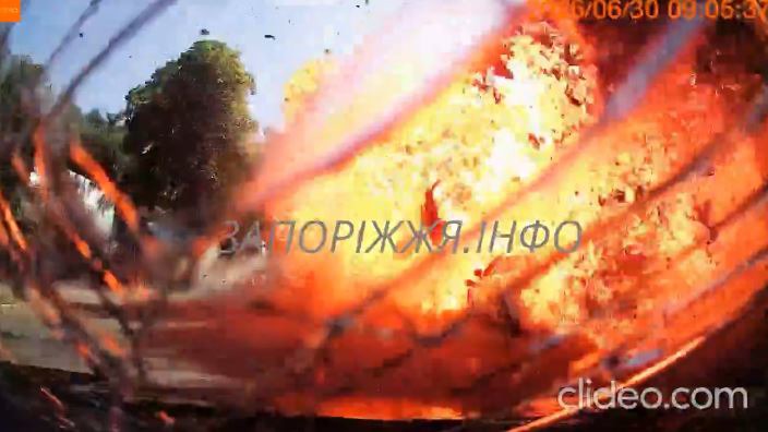 انفجار هولناک پهپاد روسی در فاصله چند متری یک خودرو
