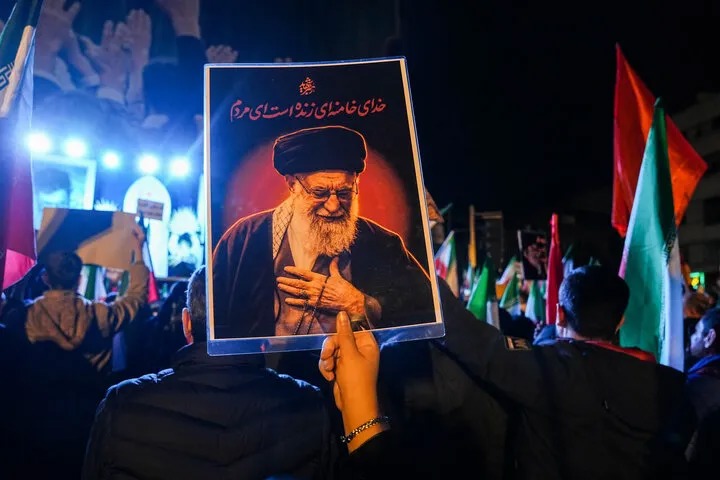 تصاویری از آماده سازی مصلی امام خمینی در آستانه وداع با رهبر شهید