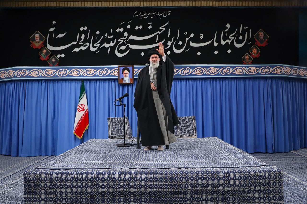 صحن مصلی تهران پیش از بازگشایی رسمی مملو از جمعیت شد