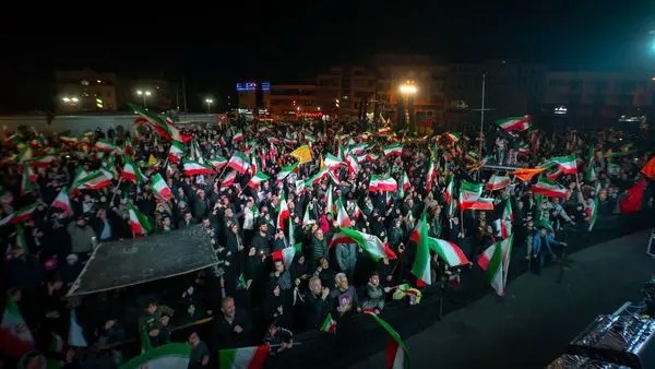کسانی را که شعار جنگ می دهند و به مذاکره کنندگان بی حرمتی می کنند به مناطق جنوب کشور ببرید/بزرگترهای اینها در دوران جنگ ۸ساله از جبهه فرار می کردند