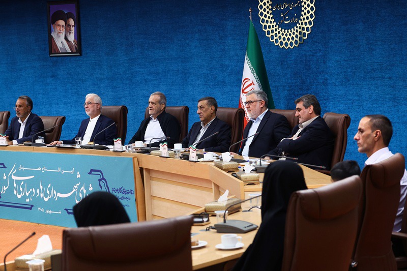رئیس جمهور: اگر لازم شد برق دولت را قطع کنید اما برق صنایع نباید قطع شود