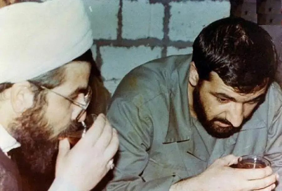 کنایه تند کارشناس شبکه افق به حسن روحانی، با اشاره به گروهی به نام مجمع عقلا برای پایان دادن به جنگ در دهه ۶۰/ تاریخ جنگ و خاتمه آن، در حال تکرار است؟/ ویدئو