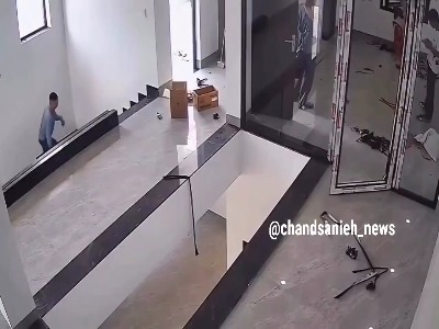 سقوط هولناک یک جوان، حین بازی با موبایل
