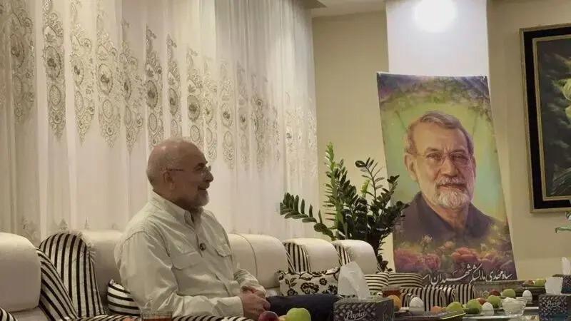 تصویری از حضور قالیباف در منزل شهید علی لاریجانی