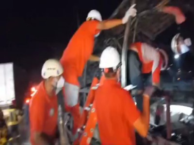 امدادرسانی نیروهای هلال احمر در حادثه برخورد اتوبوس با تریلی