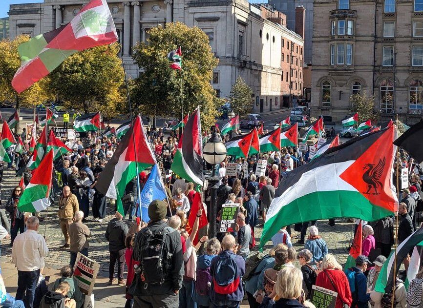 پرچم فلسطین در لیورپول بالا رفت
