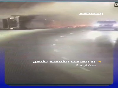 لحظه واژگونی یک کامیون در تونل