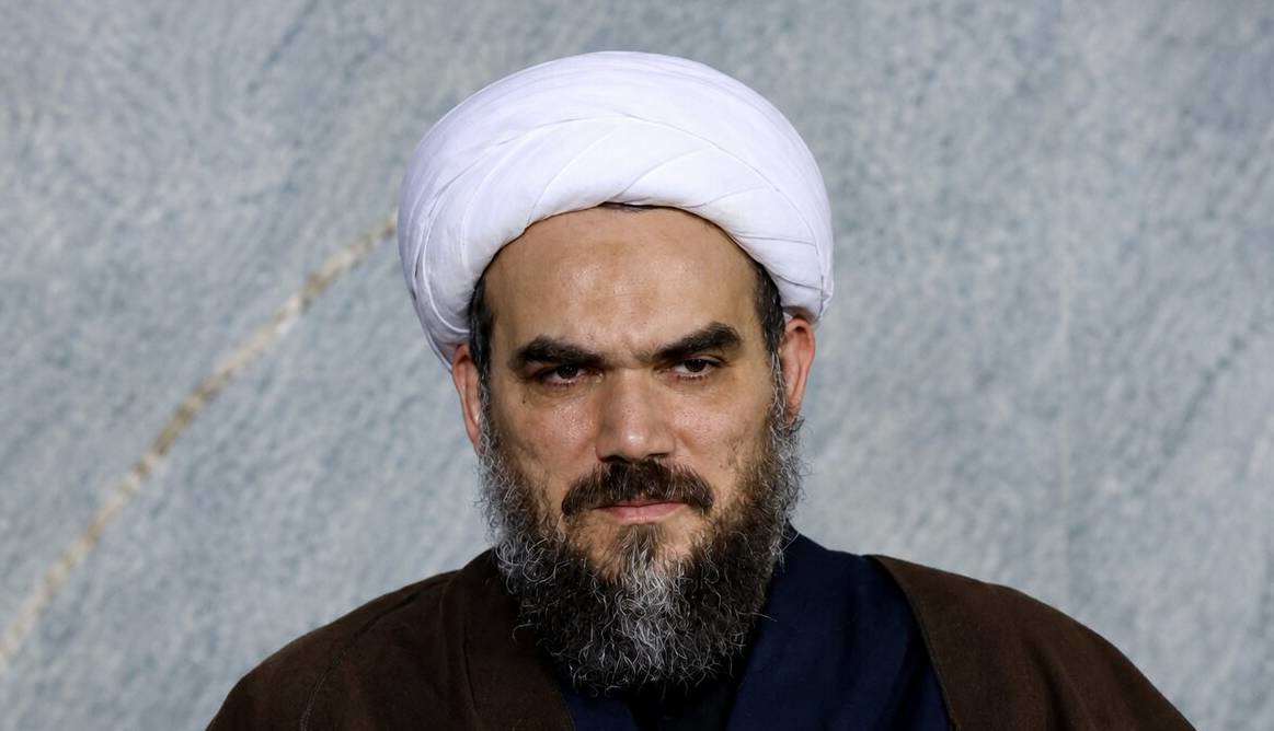 اذان داماد رهبر شهید و پدر زهرای ۱۴ ماهه شهید در گوش نوزاد زائر