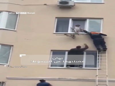 نجات دو کودک در آستانه سقوط توسط همسایه‌ها