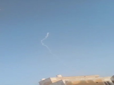 لحظه‌ی فعالیت پدافند در آسمان قشم و رهگیری یک پرنده متخاصم