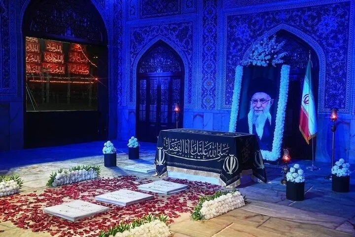 سر دادن شعار علیه مذاکره در کنار مزار رهبر شهید؛ «مذاکره بی‌اثره، جان امام در خطره»/ ویدئو