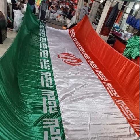 نصب ابرپرچم ایران در سردر دانشگاه شریف