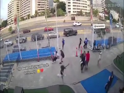 لحظه هولناک فروریختن یک ساختمان در زلزله پاناما