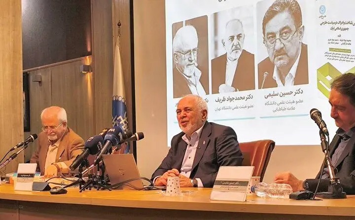 ظریف: اوضاع سورئالی است؛ سلطنت طلبان مرا «مزدور سپاه» می خوانند و جماعتی در تهران «مزدور آمریکا!/ مشکل ما این است که نمی‌شنویم، بلکه فقط دوست داریم صحبت کنیم و نشنویم