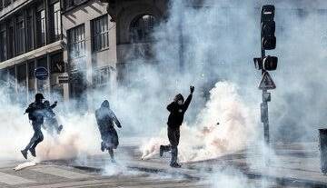 شلیک مستقیم و از فاصله کم پلیس آرژانتین به دانشجویان!