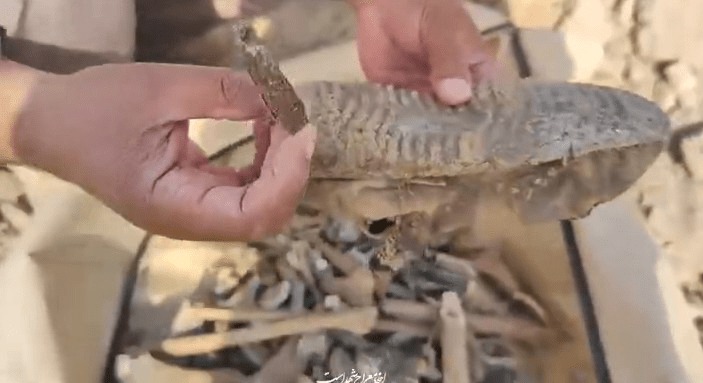 کشف پیکر شهیدی با پوتین‌های سوخته