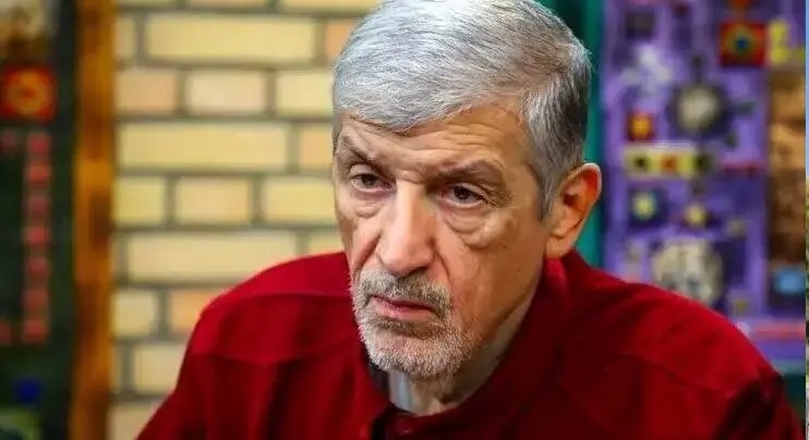 یک جریان تندرو فتوا می‌دهد، سلاح، پول و تشکیلات دارد و رسانه و صداوسیما را نیز در اختیار دارد/ نگرانیم این است که نظام جمهوری اسلامی با وجود شناخت این جریان و ضرباتی که از آنها خورده، برخورد مؤثری انجام نمی‌دهد/ یک مجری صداوسیما در صادرات نفت نیز فعال است