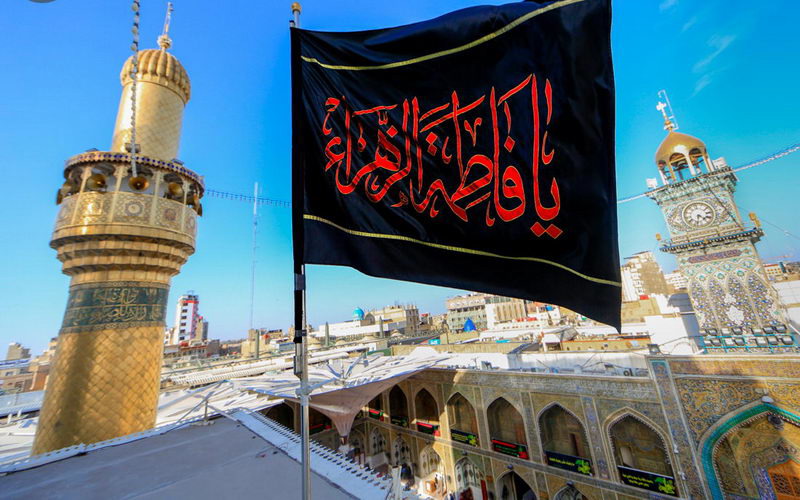 اهتزاز پرچم عزای حضرت زهرا(سلام‌الله‌علیها) در حرم شاه نجف