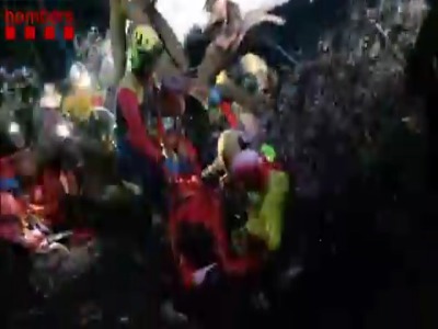 سقوط هولناک اتوبوس در اسپانیا با ۸۷ نفر مجروح