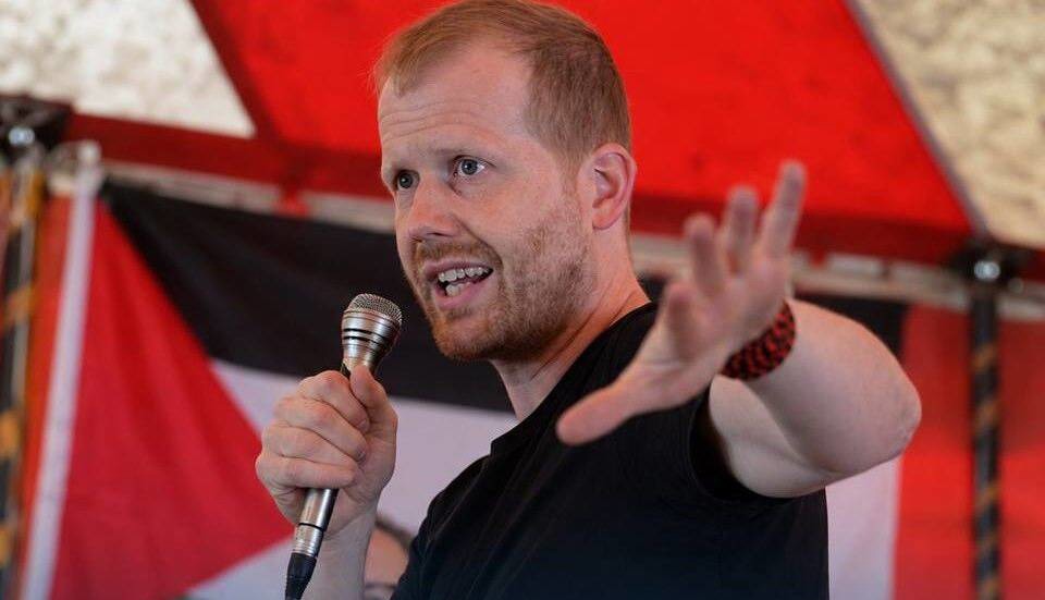 انگلیس مانع ورود نویسنده و فعال سوئدی حامی فلسطین شد